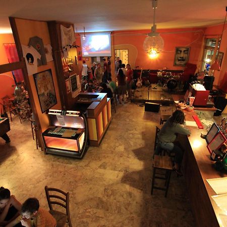 Sunflower Beach Backpacker Hostel & Bar ريميني المظهر الخارجي الصورة