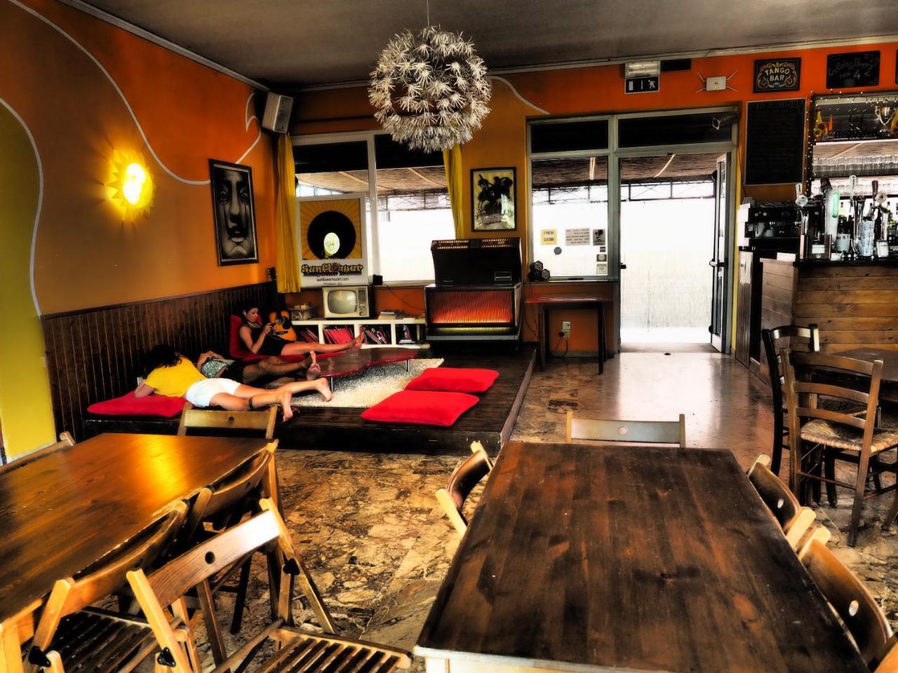 Sunflower Beach Backpacker Hostel & Bar ريميني المظهر الخارجي الصورة